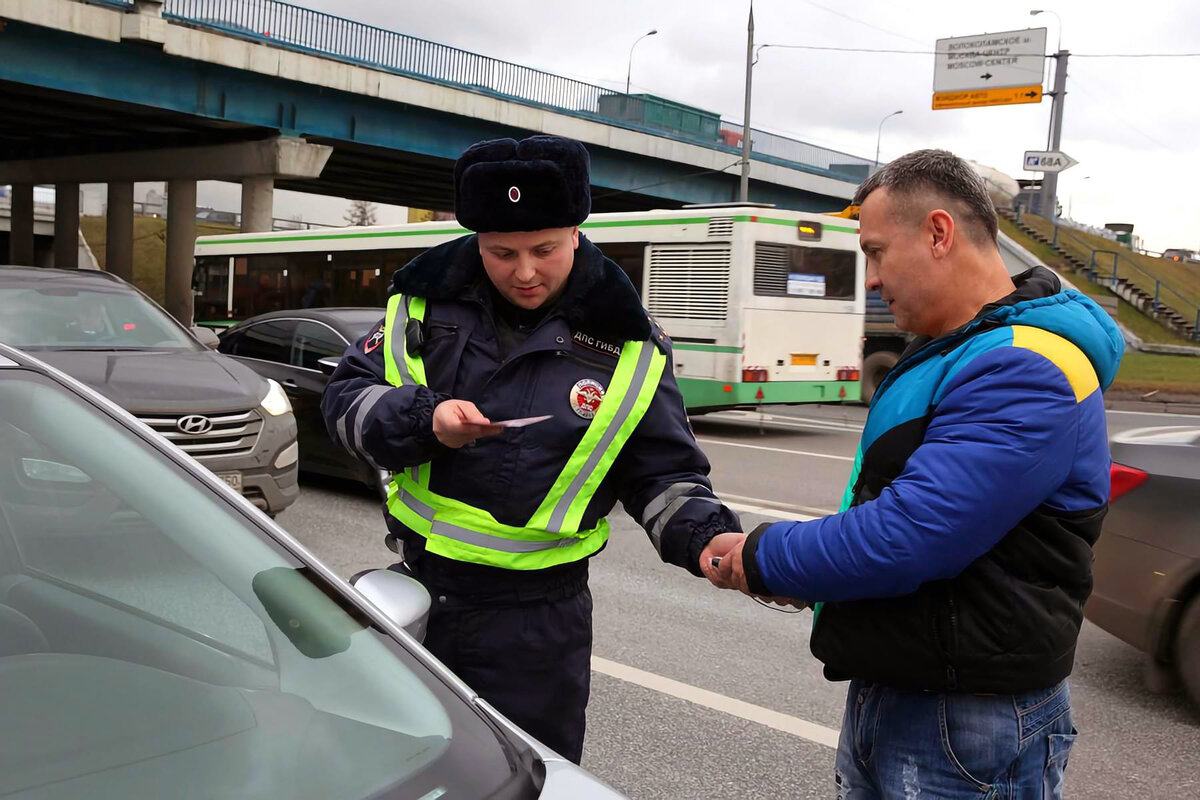 Зачем водители сами выходят из авто при остановке сотрудником ГИБДД, и стоит  ли так делать | Автовыбор | Дзен