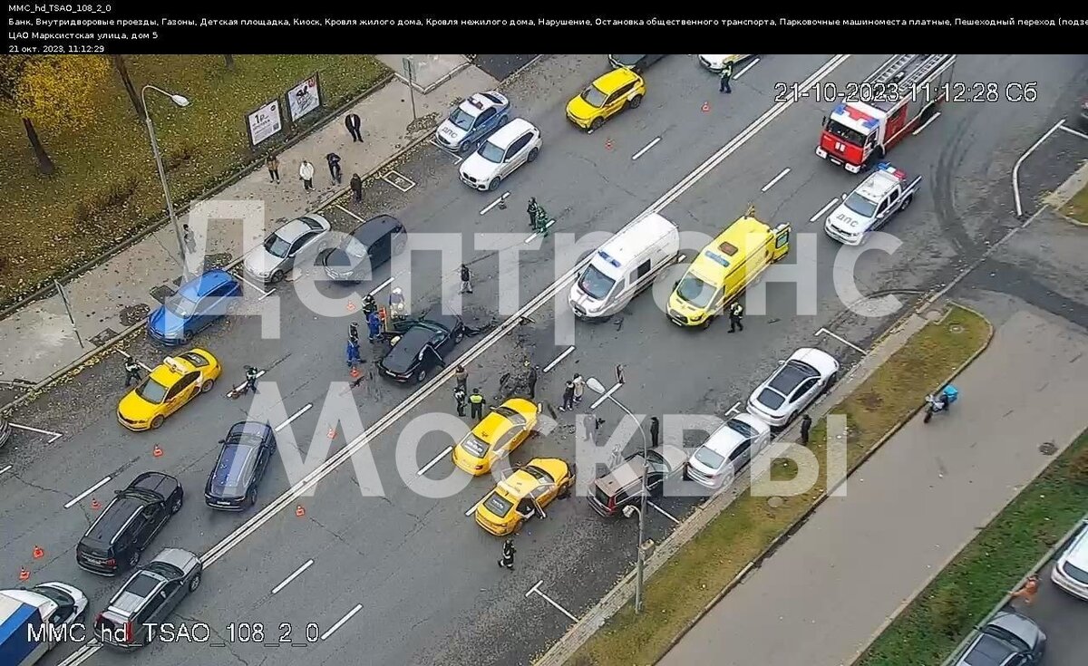 В центре Москвы столкнулись шесть автомобилей