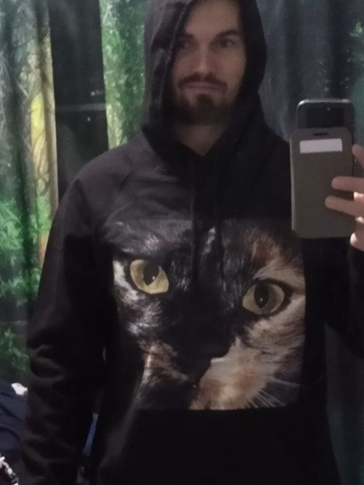 Младший хозяин в толстовке с изображением кошки Миранды!