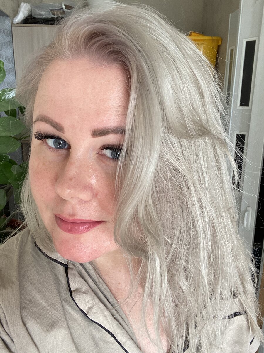 Если сильно приблизить фото, можно увидеть светло-голубую полоску вокруг радужки глаза - это края линзы. В жизни их конечно тоже заметно и сильнее, чем на фото. Фото автора