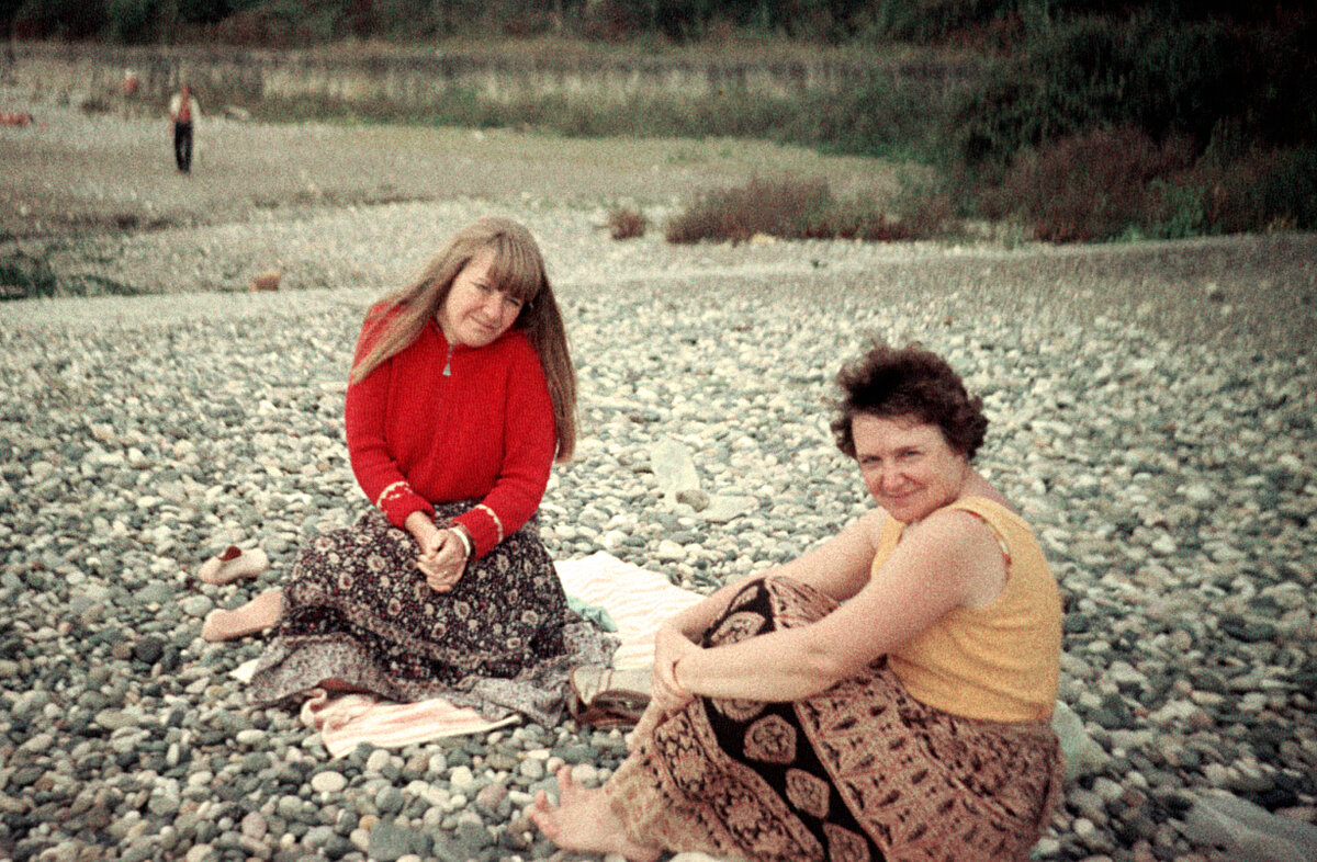 Я и Рита Модзелевская. Но это фото сделано не в Дели, а за год до того, в Новом Афоне на пляже.