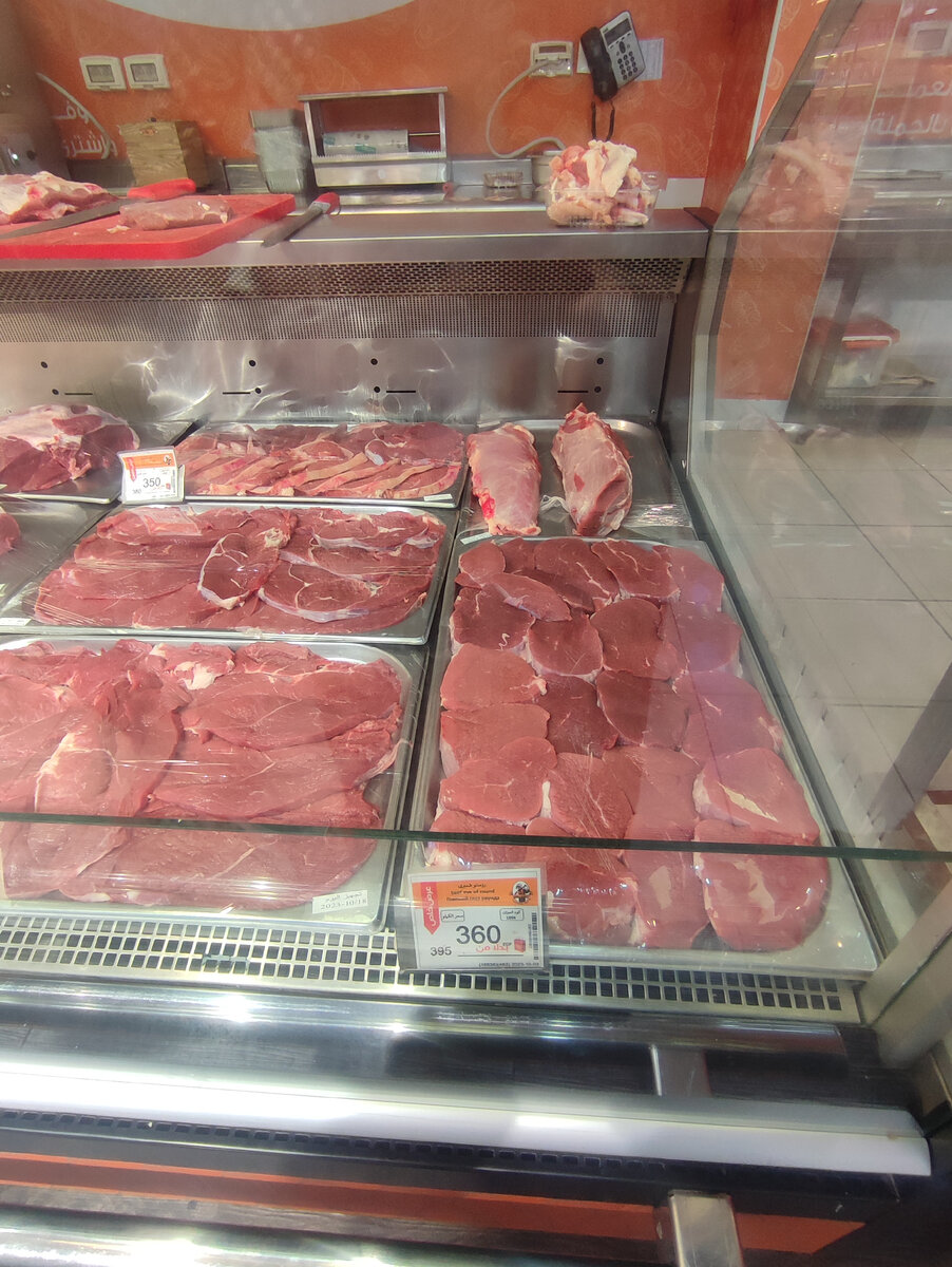 Мясной отдел в магазине с мясом египетского производства