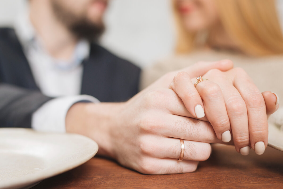 Изображение от <a href="https://ru.freepik.com/free-photo/closeup-of-woman-and-man-holding-hands_3632168.htm#query=%D1%81%D0%BE%D1%85%D1%80%D0%B0%D0%BD%D0%B8%D1%82%D1%8C%20%D0%B1%D1%80%D0%B0%D0%BA&position=2&from_view=search&track=ais">Freepik</a>