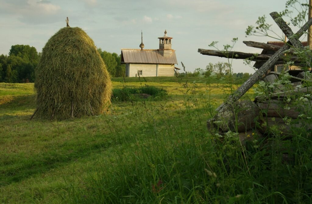 Архангельское Бу́халово входит в ассоциацию самых красивых русских деревень