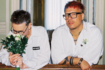     Бывший солист группы «Банд’Эрос» Владимир Солдатов женился на возлюбленной, которая удивительно на него похожа