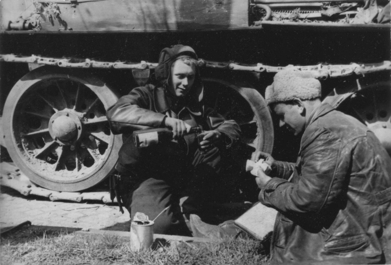 Война войной, а обед по распорядку. Фото на котором два советских бойца обедают. Вот очень интересно, что танкист наливает себе в бокал? =)
