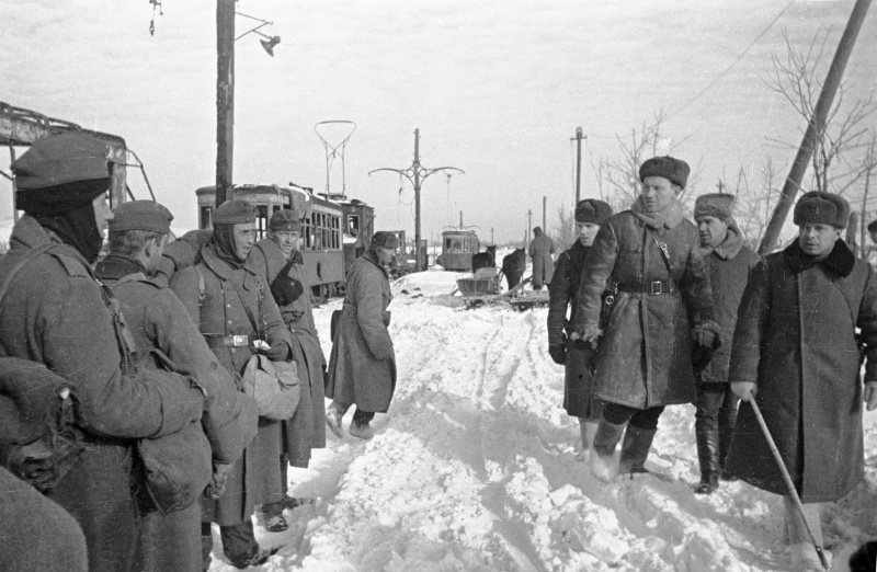 Фотография, где советские офицеры проходят мимо военнопленных. 