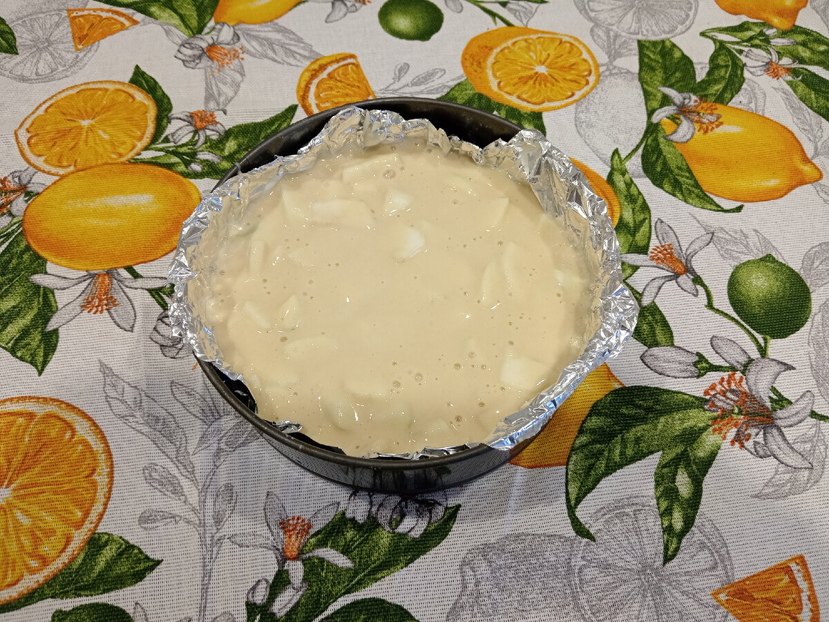 Шарлотка с творогом и яблоками. Творожная шарлотка. Шарлотка на молоке с содой. Шарлотка со сгущенкой и яблоками. Шарлотка на молоке с содой.