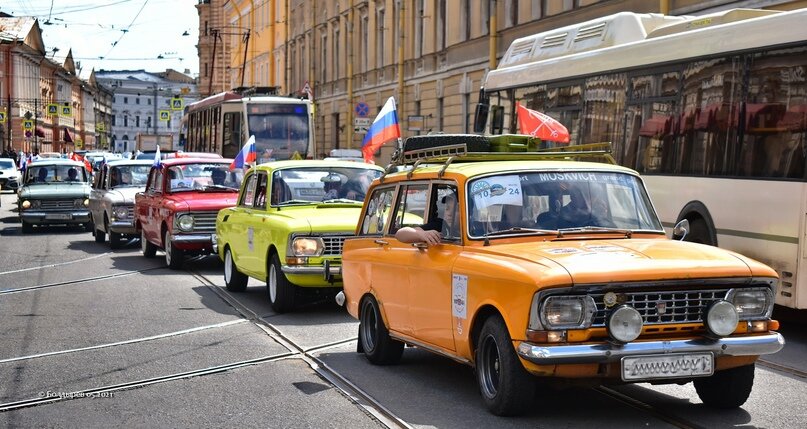 Колонна автомобилей «Москвич». Модели «АЗЛК» и «Иж»