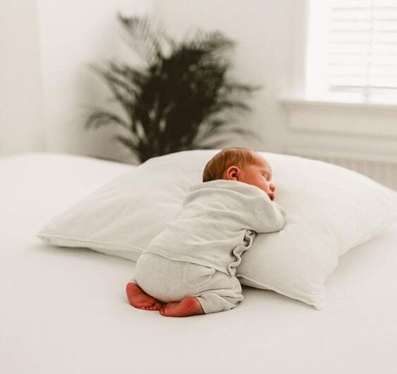 Как правильно укладывать новорожденного спать?