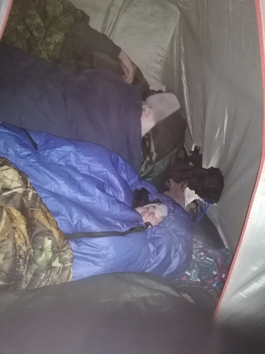 У этих курсантов первый полевой выход в зимнее время. На улице -23С. Инструктаж по использованию спальника и что делать, если замёрзли, проведён. ВДВ, отбой.