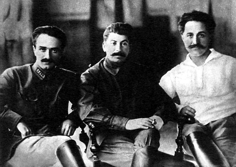 https://commons.wikimedia.org/wiki/File:Ordzhonikidze,_Stalin_and_Mikoyan,_1925.jpg?uselang=ru фото из открытого и общего доступа, общественное достояние