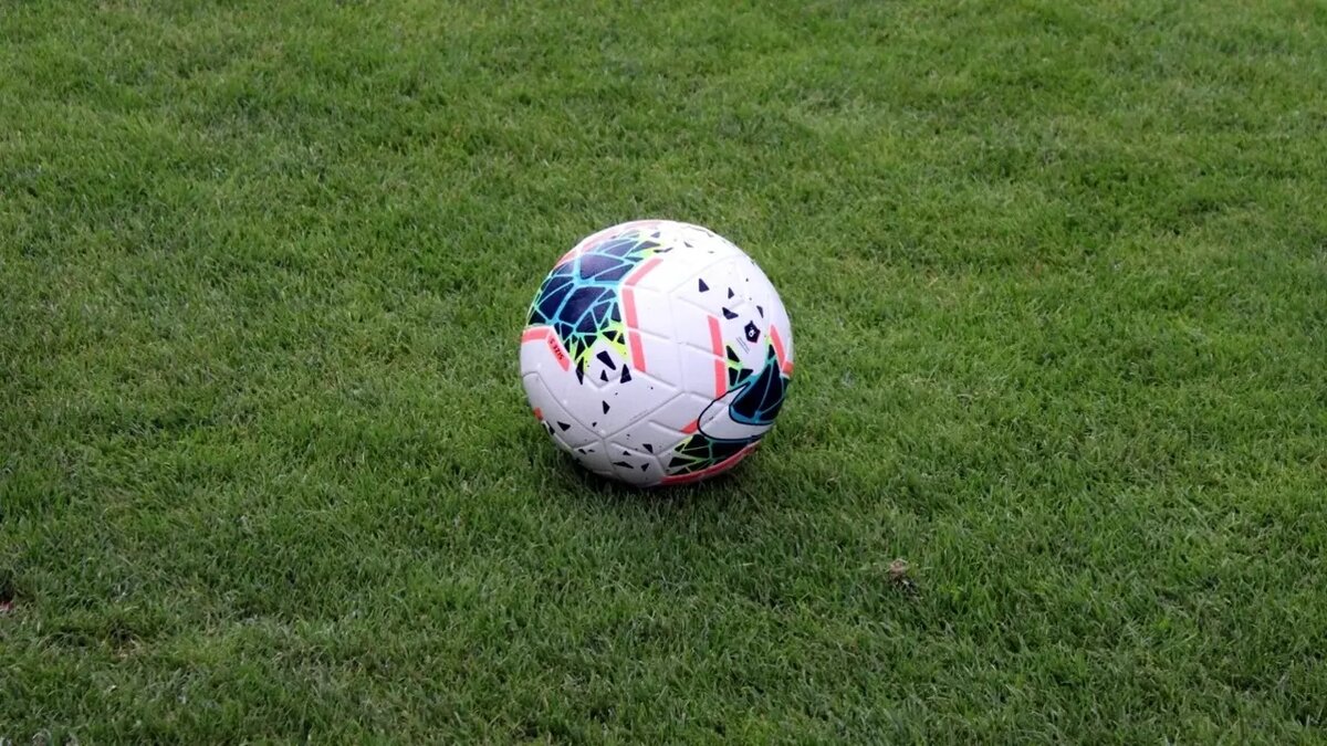     Защитник футбольного клуба «Рубин» Дмитрий Кабутов в перерыве матча с ЦСКА, заявил, что арбитр болеет за московский клуб. Такое заявление он сделал во время пресс-подхода.