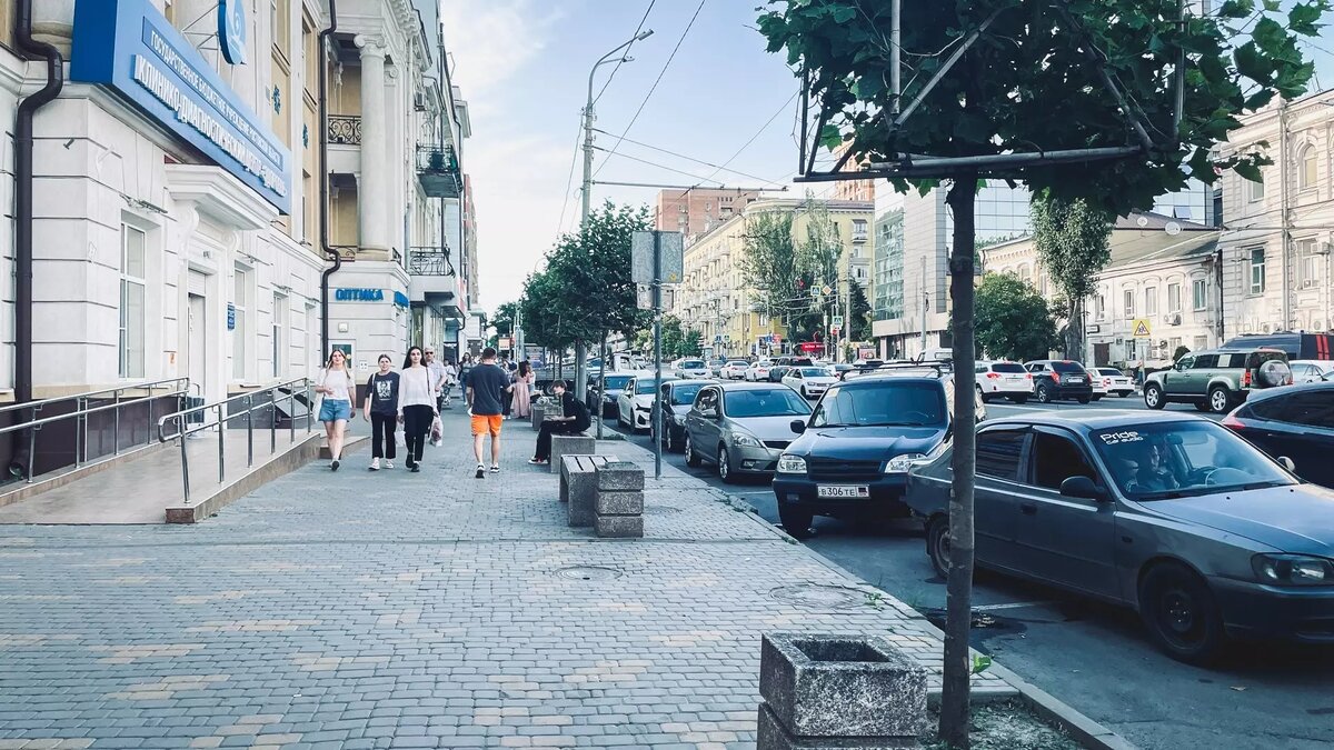     В Ростове продолжают фиксировать работу систем ПВО в воздушном пространстве региона, об этом сообщил губернатор Василий Голубев в своем Telegram-канале.