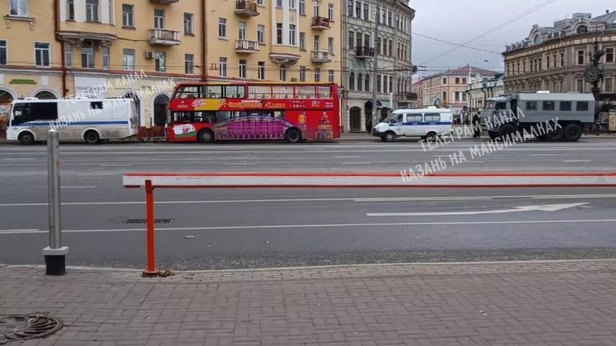     Жители Казани заметили в центре города большое количество автозаков. Кадрами со служебными машинами они делятся в социальных сетях.