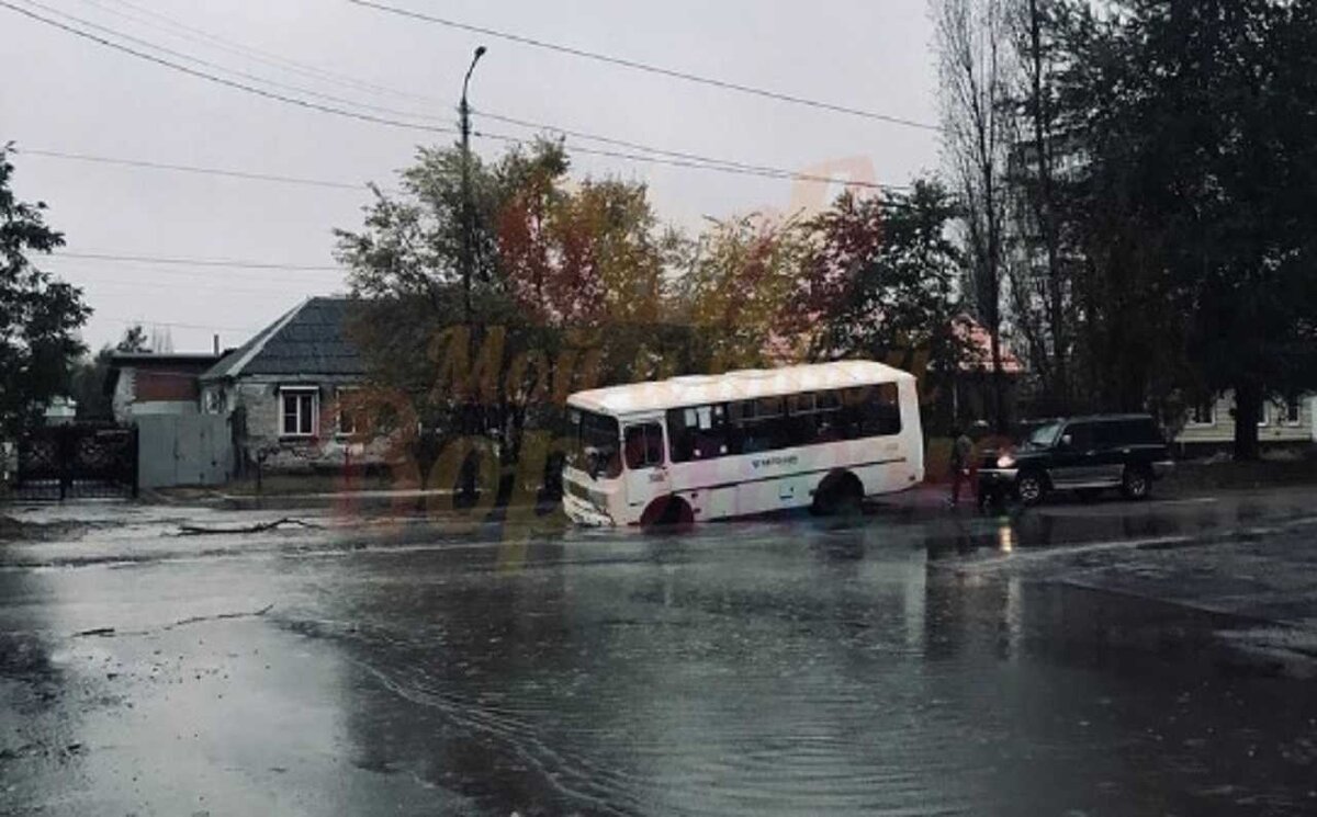 Пассажирский автобус угодил в яму в Воронеже из-за коммунальной аварии |  Горком36 | Воронеж | Дзен