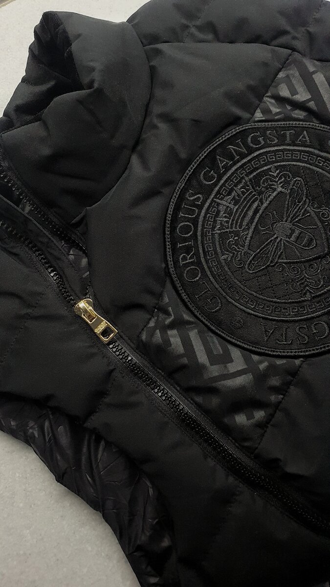 Нашивка бренда спереди,  интересная молния сбоку, а не посередине изделия.