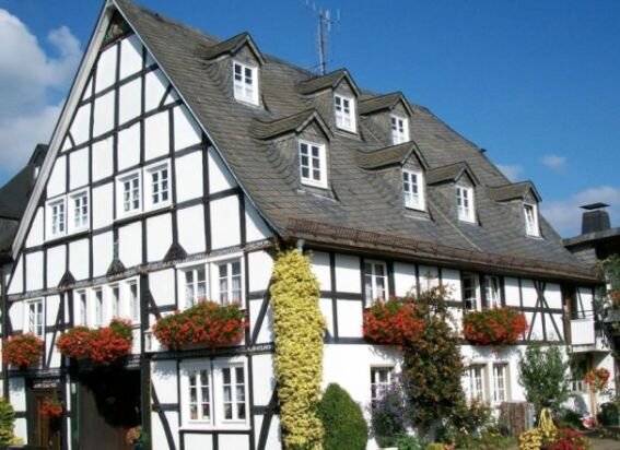 Двухэтажный дом-крыша в Германии. То, что он стоит на другом доме - не имеет никакого значения