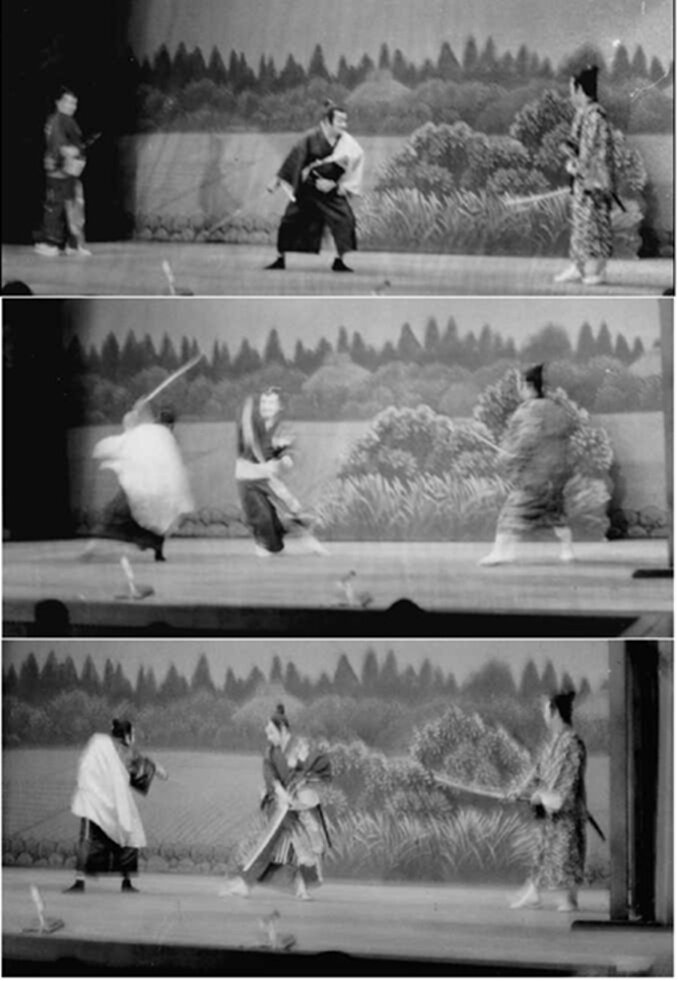 Драматическая реалистичная сцена традиционного боя на мечах, демонстрирующая технику и динамику (театр Окиэ, Наха, Окинава)