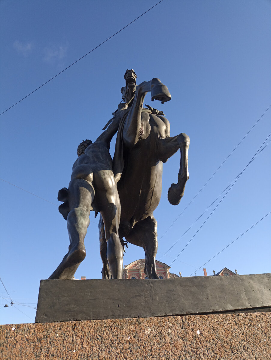 Конь с подковами. 