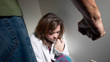 В результате она оказалась под наблюдением врачей в больнице, и ей ничего не оставалось, как написать заявление в милицию с просьбой защитить ее от него. Временно укрывшись у родителей, она сменила все замки в своей квартире. Мало кто знал, что это решение спасло ее от его гнева и возможной смерти. Он попытался помириться с ней, но Оксана уже дала себе зарок дистанцироваться от таких чудовищных личностей.Первый случай егоо агрессивного поведения по отношению к женщинам произошел, когда одна из них неправильно ответила на заданный им вопрос. Придя домой в расстроенных чувствах, он грубо ответил на попытки Оксаны выяснить причину его бед.Оскорбленная его реакцией, Оксана ответила ему тем же, спровоцировав первый акт агрессии. С этого дня он стал безжалостно оскорблять ее по разным поводам: она приходила с работы поздно, не приготовив ужин, отказывалась отдать деньги, не так на него смотрела, отвергала его предложения о близости. Каждый раз он слезно просил прощения, падая на колени.Став свидетелем этой ужасной картины и полностью осознав собственную перспективу, Оксана задумалась о том, чтобы уйти от него. После того как она высказала свое намерение, он пригрозил ей, твердо заявив, что женщины никогда не бросают его таким образом.По его словам, одна из девушек, поддавшись ревности, прыгнула с балкона, а другая встретила его на улице после бурной ссоры и покончила с жизнью трагически.Решив найти способ вычеркнуть его из своей жизни, Оксана взялась за разработку плана. Однако он категорически воспротивился этой идее и совершил жестокое нападение на нее, в результате которого она была избита, сломана, получила перелом ключицы и тяжелое сотрясение мозга.