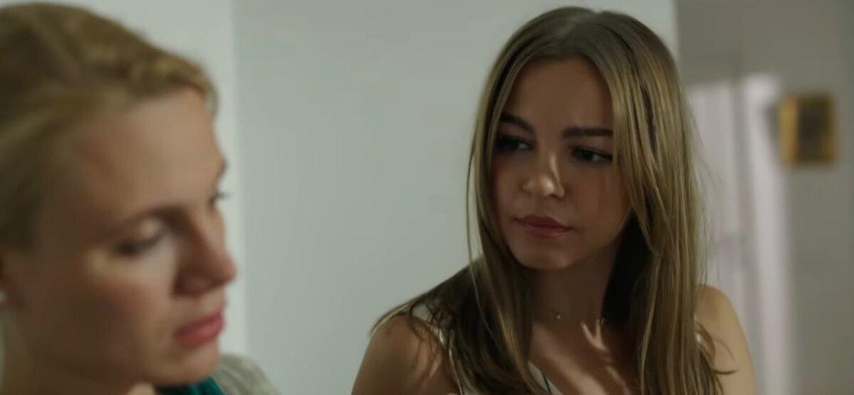 На следующий день Лиза получила сообщение от Егора с просьбой о встрече - но отказалась. Когда она приехала за сыном в детский сад, ей сообщили, что Борис уже забрал его домой. Прошло два часа, а их все не было. Лиза все больше беспокоилась, пытаясь дозвониться до мужа на работу, но ей сообщили, что он уже давно ушел. Сам Борис по-прежнему не отвечал на ее звонки.Когда-то, похоже, Вы нее просто так хотели меня видеть. Я вижу это по тому, как Вы смотрите на меня. Ты все еще испытываешь ко мне чувства! Лиза попыталась уйти от неприятного разговора, но Егор остановил ее движение страстными объятиями. В тот момент, когда их губы встретились, в кабинет ворвался Борис, нарушив этот момент. Так, так, так, что у нас тут? воскликнул Борис. Борис, пожалуйста, не надо... - не успела Лиза закончить фразу, как Борис с силой вытолкнул ее за дверь и захлопнул ее. Лиза с замиранием сердца слушала, как Борис набрасывается на Егора. Этот мерзавец даже заявление в милицию написал! злобно кричал Борис. Боря, но ведь это ты на него напал... вмешалась Лиза. Из-за тебя! Как ты мог так поступить? в недоумении воскликнул Борис. Боря, - попытался объяснить я. Я не виноват. Он первый напал на меня. Но ты не понял и полез в драку. По крайней мере, они тебя отпустили, - спокойно ответила Лиза. Отпустили? Если бы не мои деньги и связи, я бы до сих пор сидела за решеткой. А теперь мне приходится иметь дело со всем этим из-за тебя! Похоже, муж Лизы с трудом верил в ее невиновность. Решив оставить Егора в прошлом, Лиза решила полностью сосредоточиться на ребенке и муже. Однако Борис становился все более нервным и легко возбуждался по пустякам.Твой Гриша так вырос, Лиз, - прокомментировала Мария, подруга Лизы, любуясь фотографиями на телефоне. Ты его даже не узнаешь. У него все так хорошо получается. Мне повезло с Борисом. Да, мне повезло, что я его нашла, - с ноткой искренности ответила Лиза. Затем Мария поинтересовалась, чем закончилась ситуация с Егором. Ну, Егор попытался подставить Бориса. Похоже, он хочет уничтожить мою семью, лишь бы добраться до меня, - с ноткой грусти в голосе пояснила Лиза. Вот тебе и любовь... сочувственно вздохнула Мария. А Егор прислал мне сообщение: "Ты еще пожалеешь", - продолжила Лиза. Я не успела дочитать его, так как рядом был Борис. Борис, не зная об этом, стоял за дверью и подслушал весь разговор.А что с милицией? Борис с ней разобрался? с тревогой спросила Мария. Что я уладил? вмешался Борис, войдя в комнату и заставив Марию настороженно поприветствовать его. И до свидания, Мария, я полагаю? Не пора ли вам домой? холодно заметил Борис. Боря, что ты говоришь? Маша, подожди! Лиза поспешно выпроводила Марию. Я тебе уже много раз говорила, что мне не нравится эта Маша. Почему ты обсуждаешь меня с ней? Я и так большую часть времени один, - обвинил Борис. Да? И поэтому она играет с Егором в игры? Разве дружеские поцелуи должны оставлять засосы? взмолилась Лиза. Хватит! Как ты можешь в это верить? Я уже объяснила, что между нами ничего не было! Голос Лизы перерос в истерический смех. Лиза, успокойся. У тебя начинается истерика. Выпей воды, - предложил Борис, принеся из кухни стакан воды и успокоительную таблетку. Сделай глубокий вдох и успокойся. Все, хватит. Пойдемте.