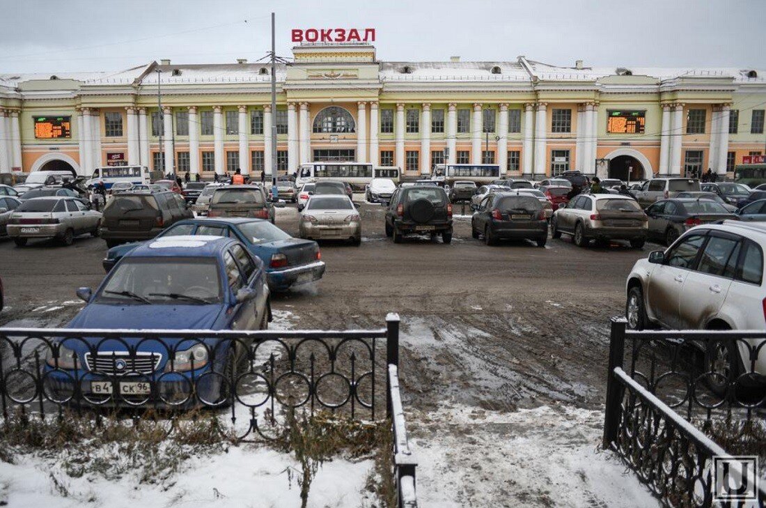Площадь жд вокзала екатеринбург. Привокзальная площадь екатеринбург парковка. Стоянка у жд вокзала екатеринбург. Ж/д вокзал екатеринбург. Платная парковка жд вокзал екатеринбург 2022.