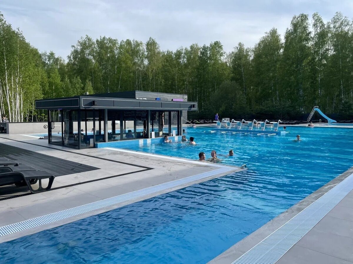 В термах VODA довольно крупный бассейн под открытым небом – площадь 500 м². Температура воды держится на уровне  +32 … +34 °С в тёплое время года и  +38 … +40 °С зимой. Даже в холода плавать здесь комфортно. Фото: Евгения Б / Яндекс Карты