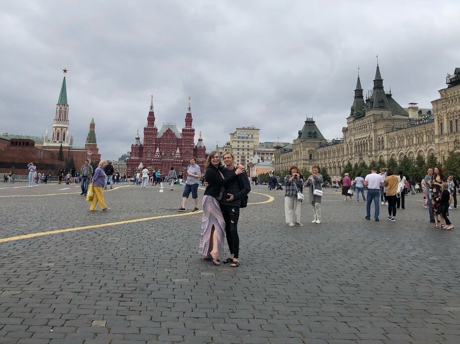 Мы с Пашей на Красной площади в Москве в конце августа. Гум всё-таки красавец, как сказочный замок, правда?