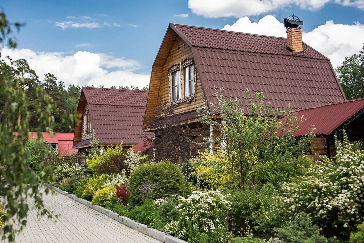 Каждый коттедж окружён благоухающим садом с цветами и душистыми травами, оборудован мангальной зоной и беседкой.  Фото: Алексей Мокришин / Яндекс Карты