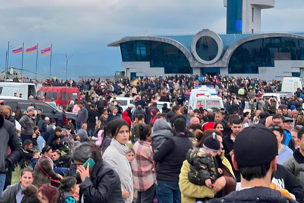Этнические чистки в Нагорном Карабахе. Спасаясь от резни армянское население в спешке покидает свою родину.