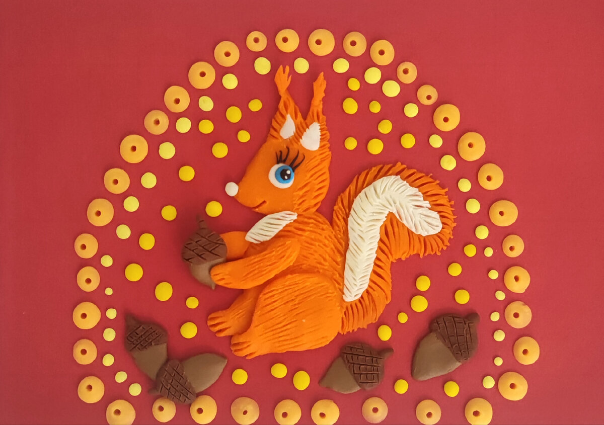 Готовый вариант аппликации из пластилина на цветном картоне Белочка и жёлуди.