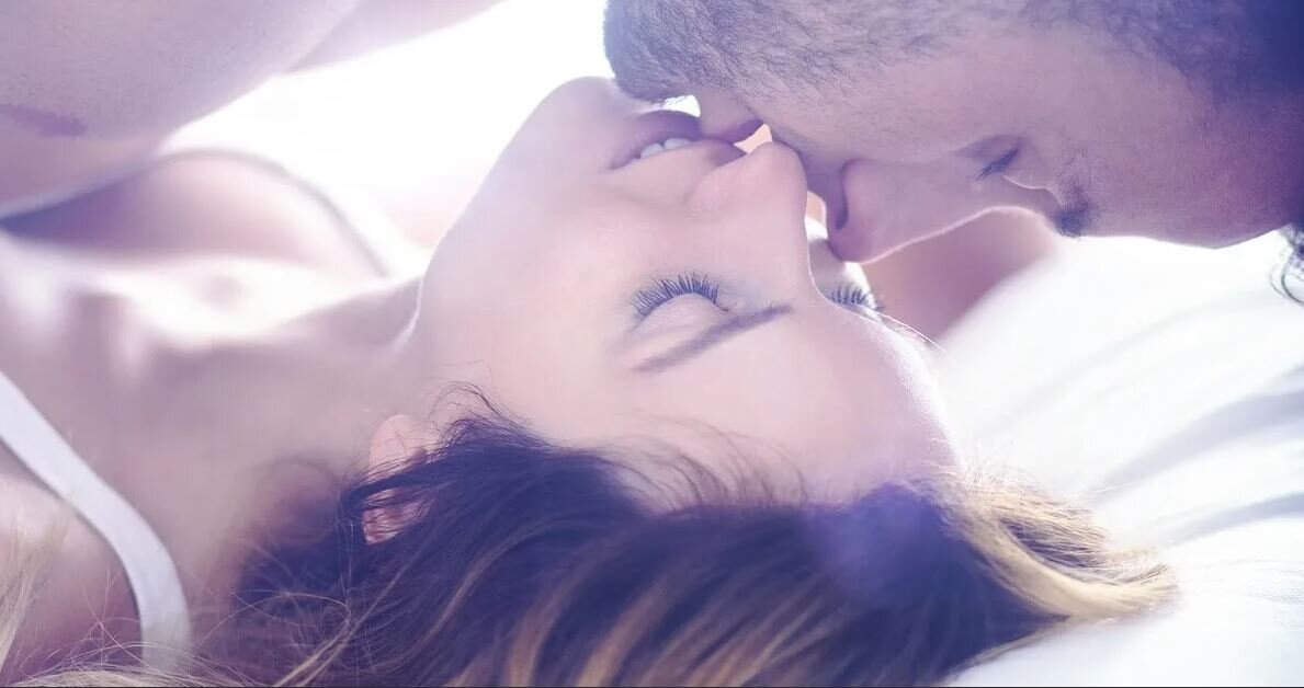 Прикосновение объятия. Объятия со спины. Нежный поцелуй. Нежный поцелуй. Нежный поцелуй в постели.