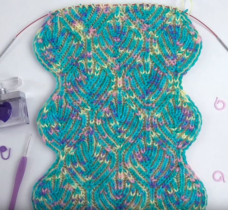    Узор с листьями   
Источник: Скриншот из видео