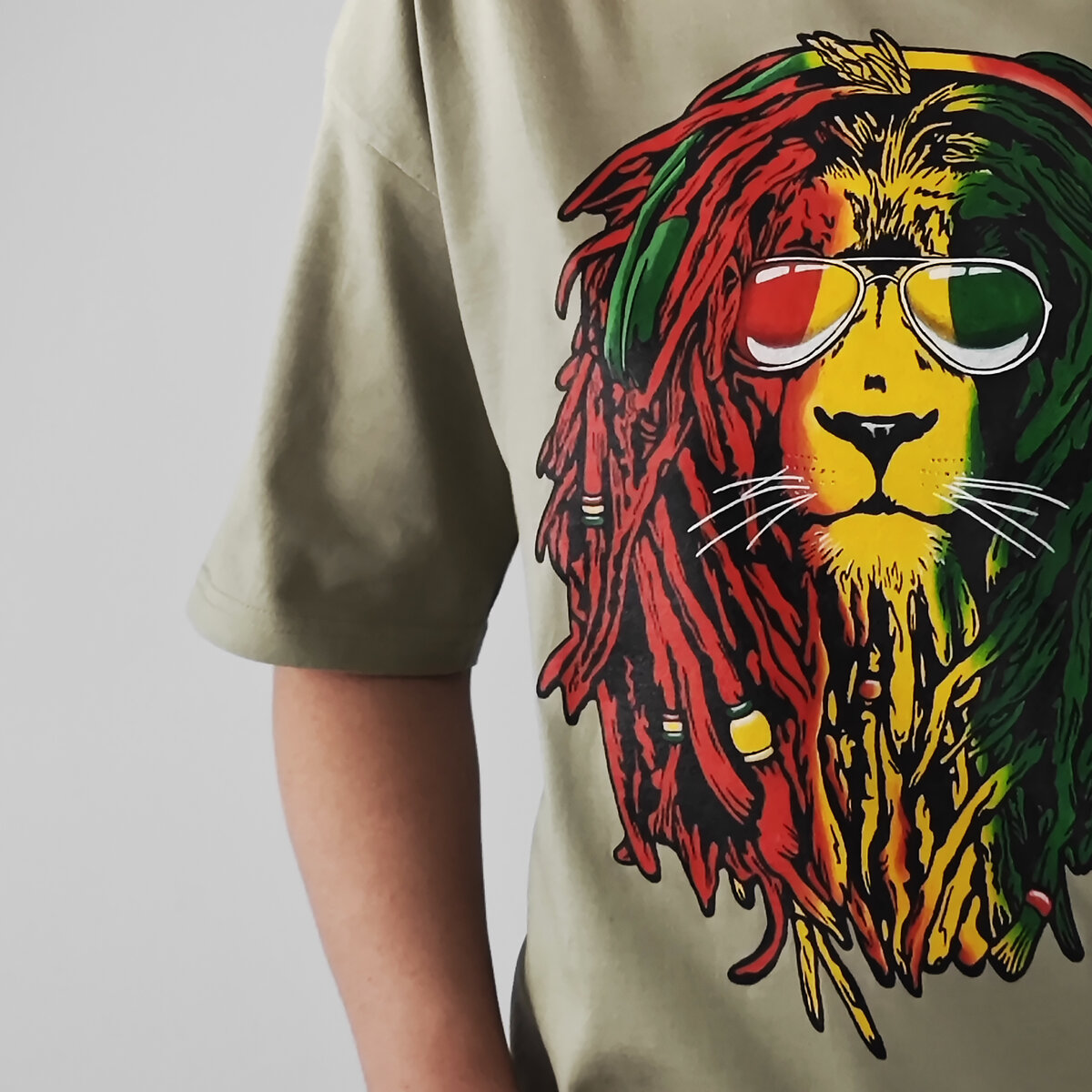 Футболка Ямайский лев с ручной росписью. Работа художника Анна Карамель