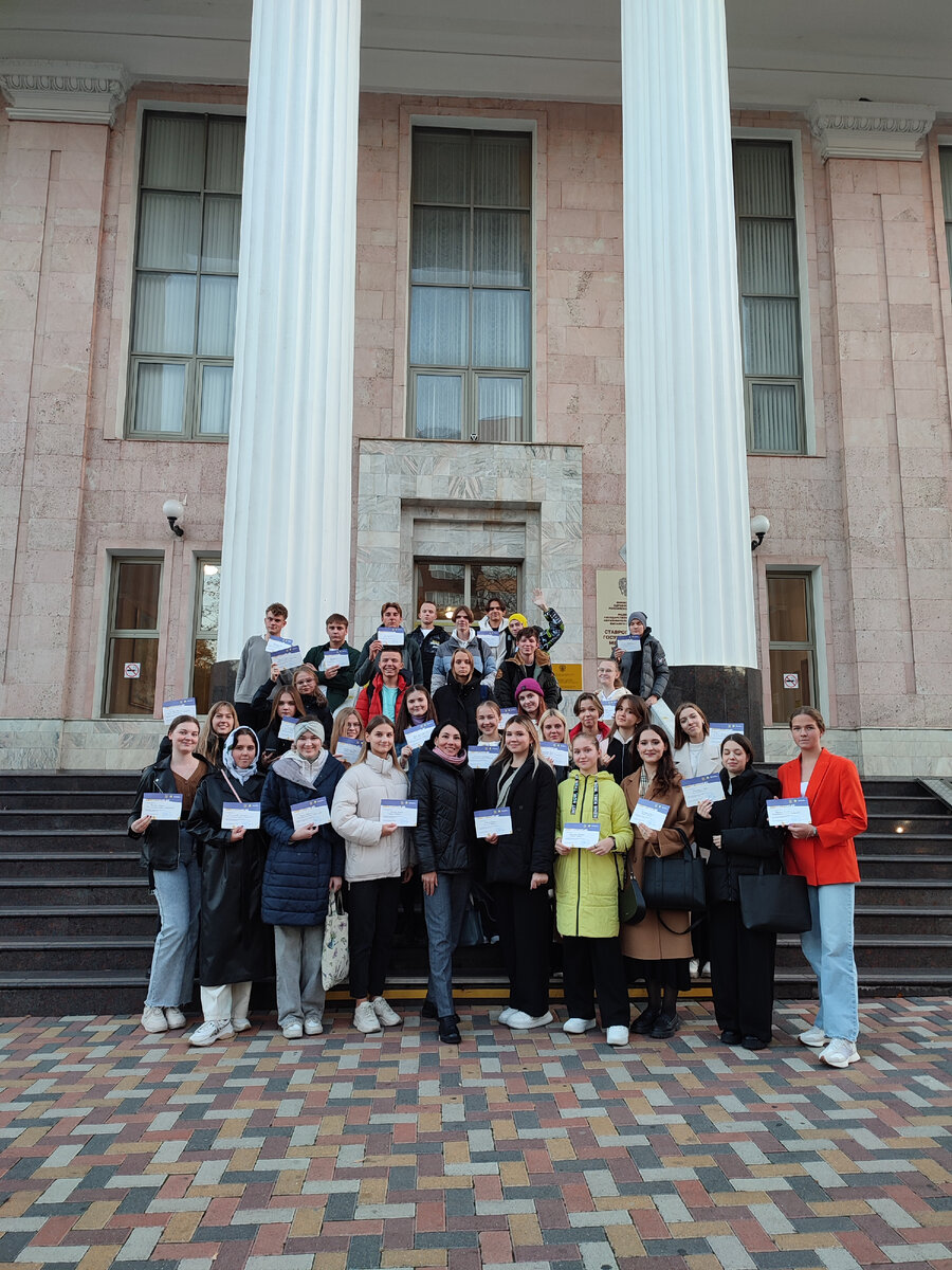 Мы у красивых колон СтГМУ