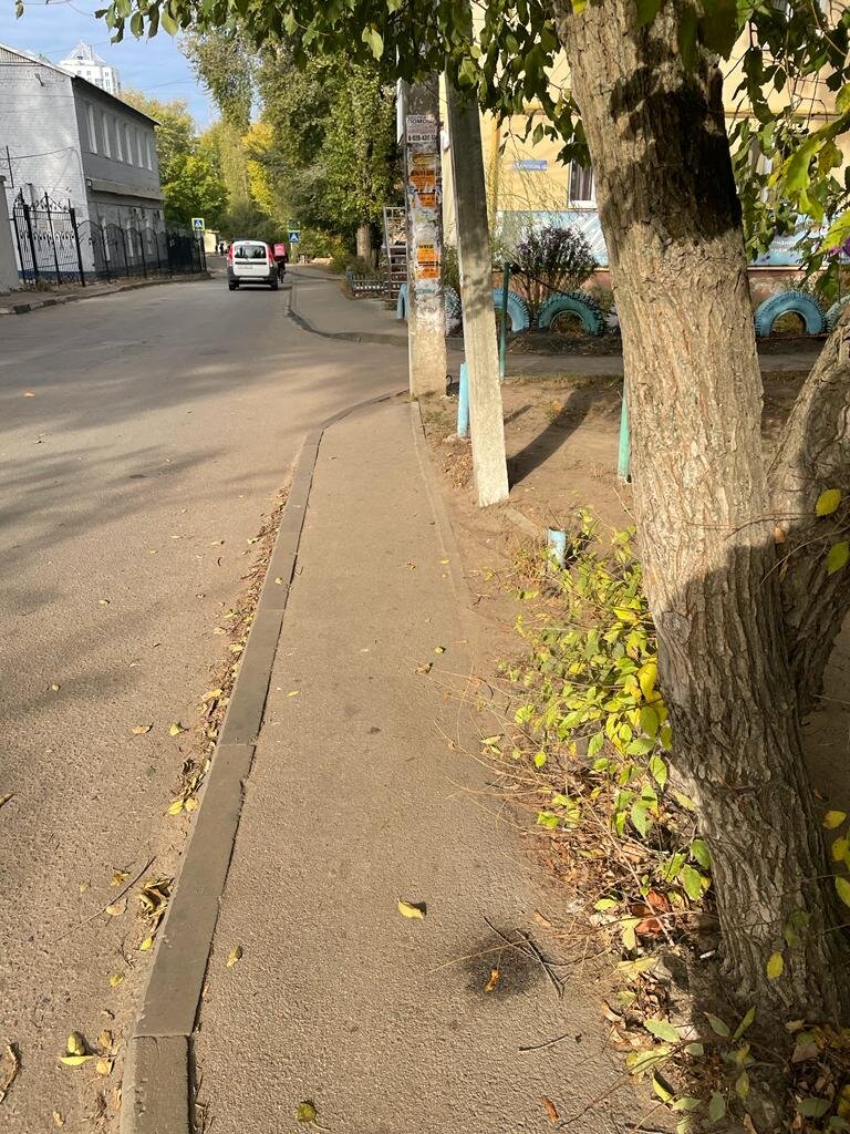 Тротуар толщиной в 2 столба!!!! Зачем он? Для чего??? Некий тротуар для эгоиста. По нему может идти только один человек.