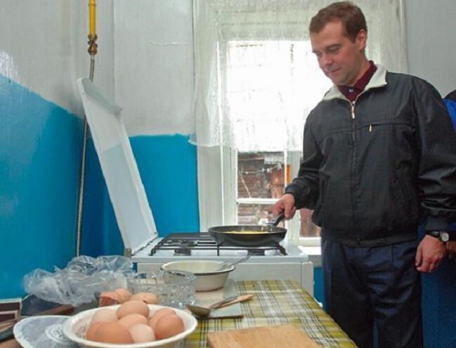 На фотографиях прошлых лет политические деятели нередко показывают себя с неожиданной стороны, что объясняется очень просто.-3