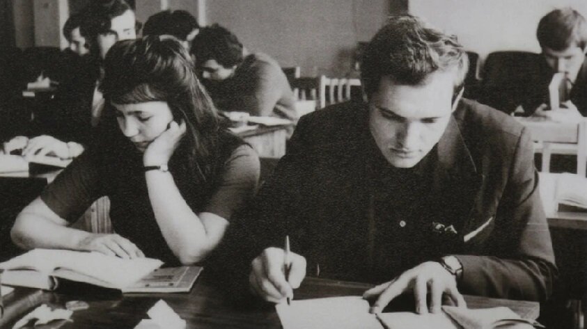 На фотографиях прошлых лет политические деятели нередко показывают себя с неожиданной стороны, что объясняется очень просто.-10