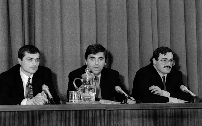 На фотографиях прошлых лет политические деятели нередко показывают себя с неожиданной стороны, что объясняется очень просто.-15