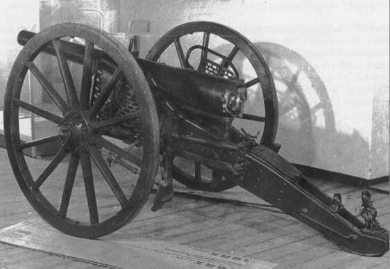 8.4 cm feltkanon m/1887. Масса орудия — 460 кг, масса снаряда — 6.5 кг, начальная скорость — 470 м/с, дальнобойность — 6000 м.