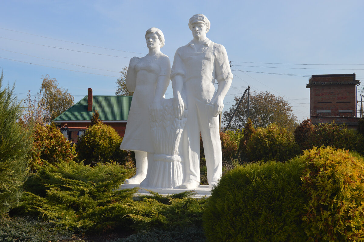 Фото автора. 21.10.2023. Память предков. Те чьи руки пахнут хлебом. Памятник у правления агрофирмы. Работаем по новому, но старое не забываем.