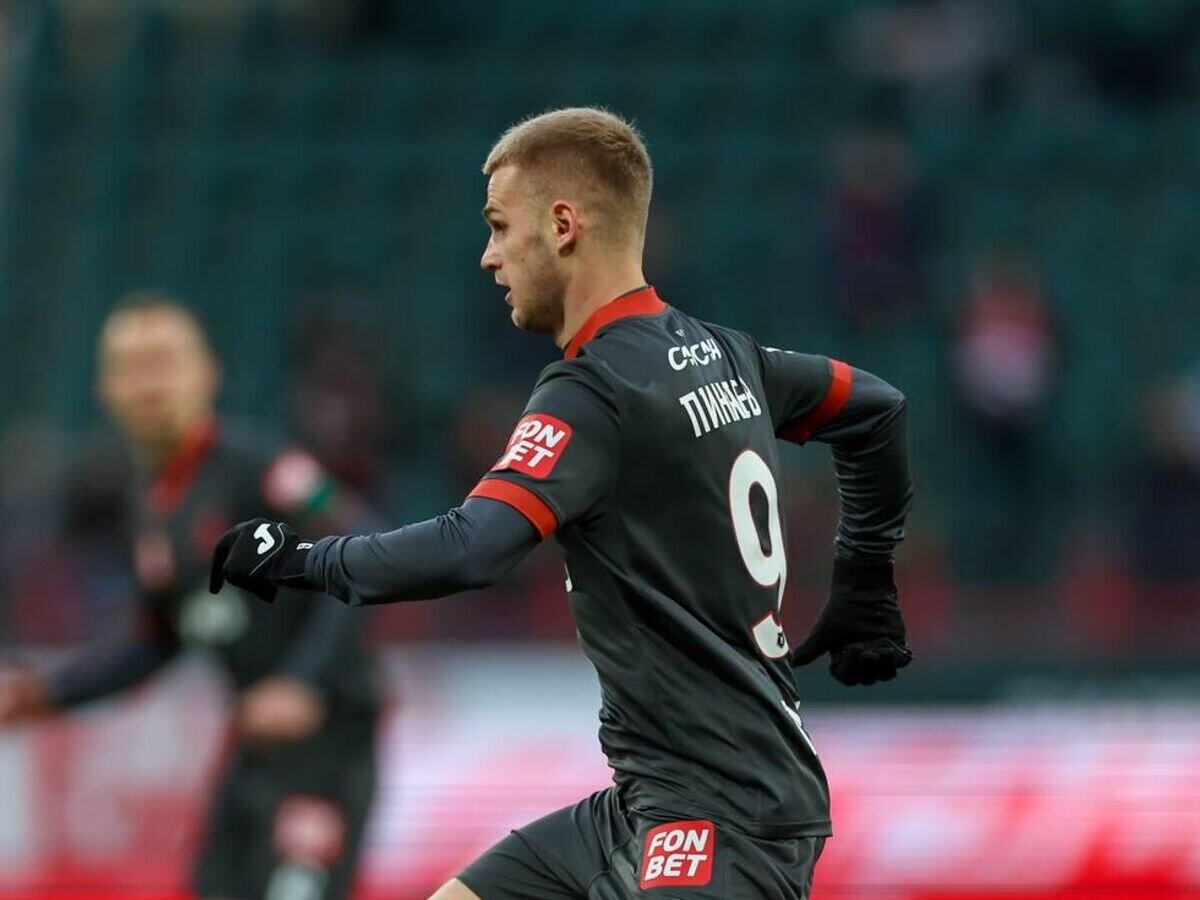    Игрок "Локомотива" Сергей Пиняев© Фото : Соцсети "Локомотива"