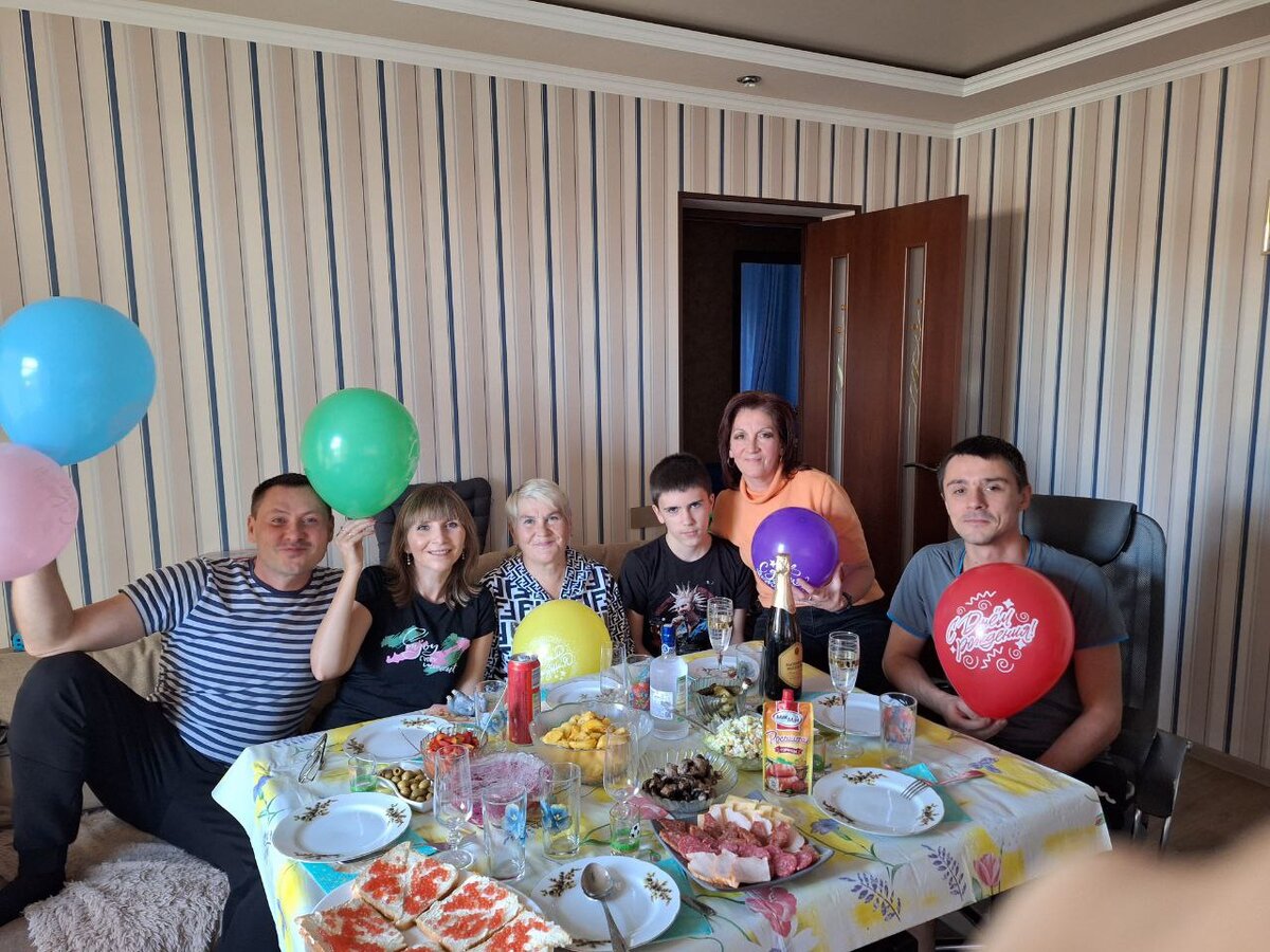 Невестка фотографирует.