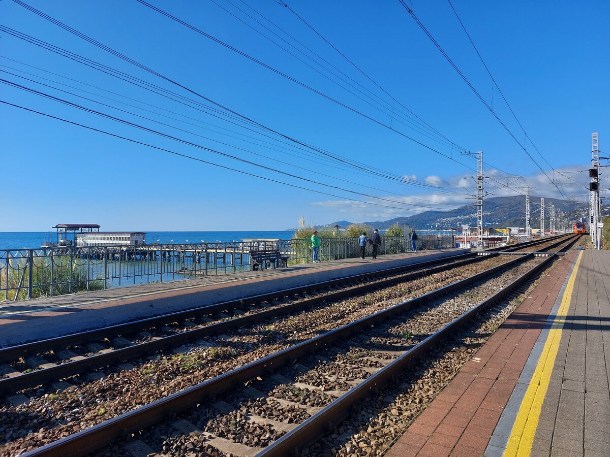 Железнодорожные пути рядом с пляжем