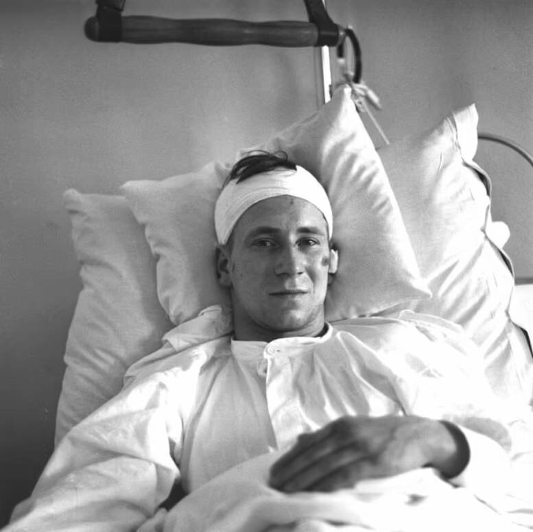    Бобби Чарльтон в больнице после авиакатастрофыСоцсети