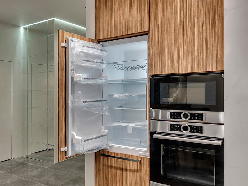 холодильник на кухне. холодильник стоит под наклоном. холодильник стоит под наклоном. Liebherr ecbn 6156 premiumplus biofresh nofrost. Samsung rb7000.