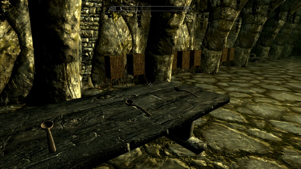 Загадочные три половника на столе, скорее всего, нужны были при тестировании освещения — которое тоже проводилось в этой комнате.