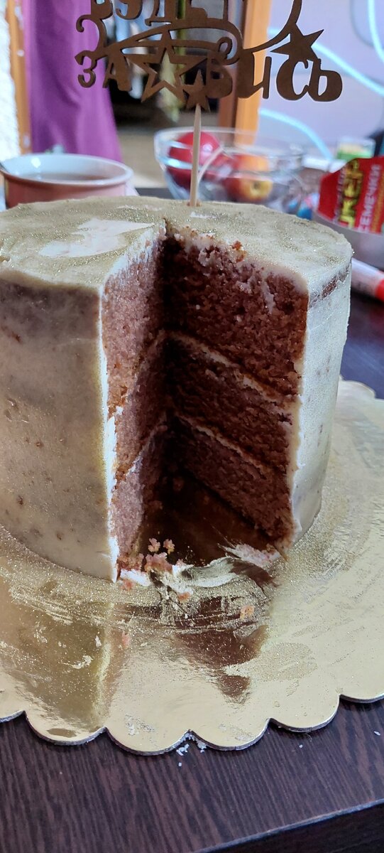 Не знаю почему, раньше я не срезала "бугор" сверху, мне казалось для домашнего торта это норма. А теперь только так!