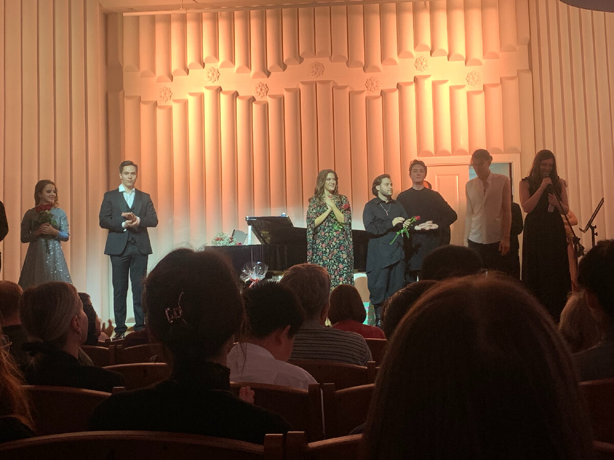 Выход всех артистов на сцену в конце.